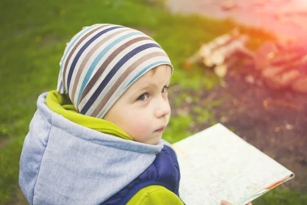 The child is traveling with a map. — Stock Photo, Image