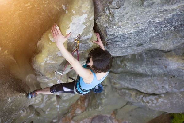 La ragazza si arrampica sulla roccia . — Foto Stock