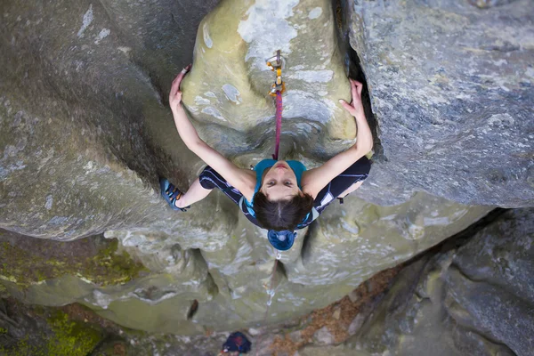 The girl climbs on the rock. — Stock Photo, Image