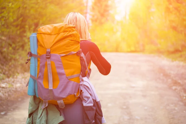 Turista con uno zaino. — Foto Stock