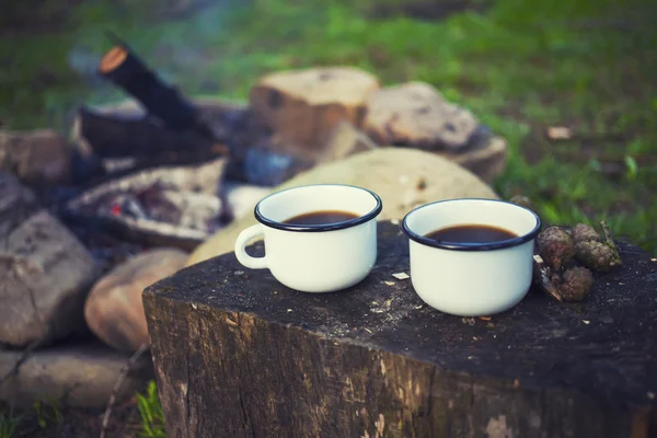 Ateşin yanında halkadır.