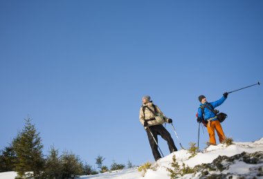 Sırt çantaları ile iki dağcı.