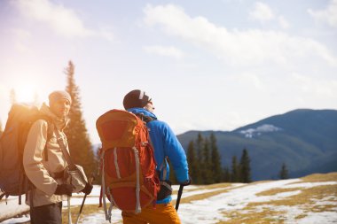 Sırt çantaları ile iki dağcı.