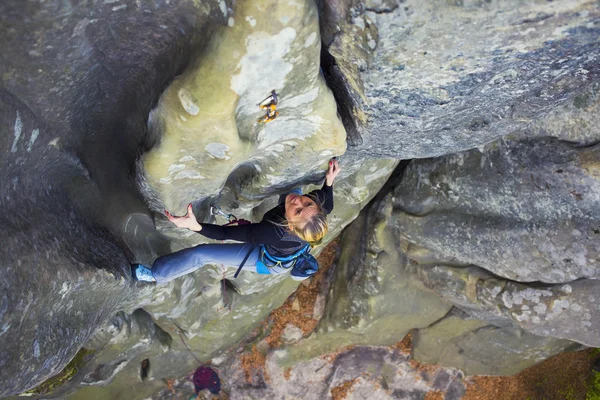 Das Mädchen klettert auf den Felsen. — Stockfoto