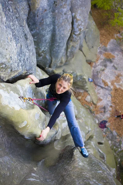 La ragazza si arrampica sulla roccia . — Foto Stock