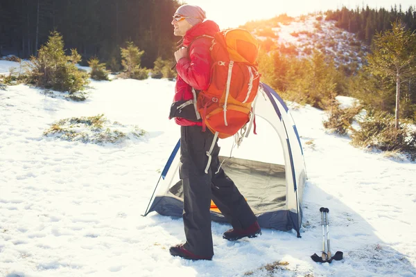 テントの近くのバックパックと登山者. — ストック写真