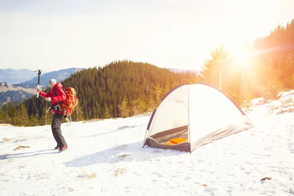 Bergsteiger mit Rucksack in der Nähe des Zeltes. — Stockfoto