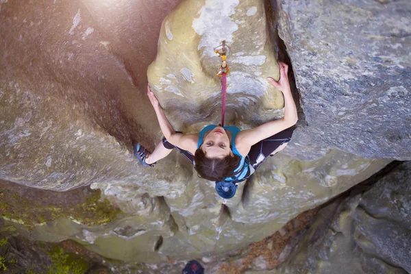 La chica sube a la roca . — Foto de Stock