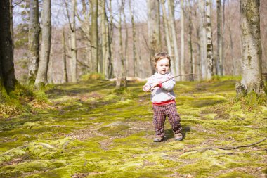 Yürümeyi çocuk sopalarla.