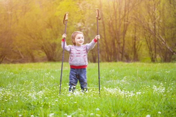 El niño con los palos para caminar . —  Fotos de Stock