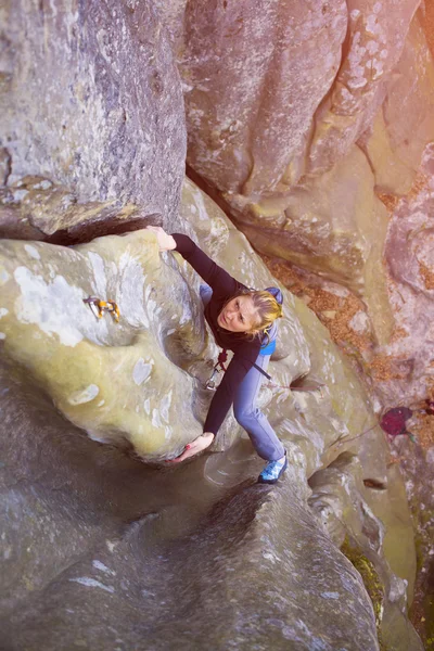 The girl climbs on the rock. — Stock Photo, Image