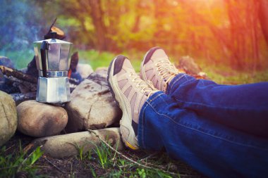 Ateşin yanında oturan insanlar.
