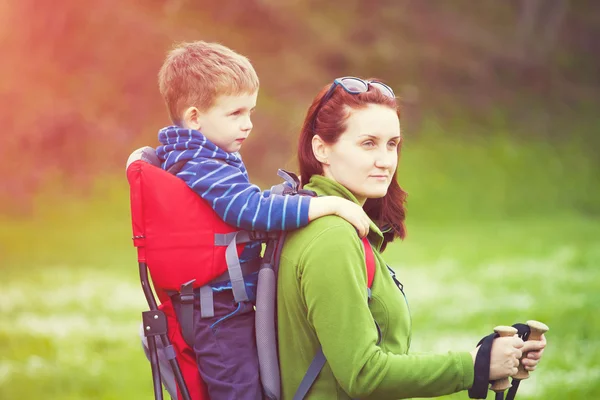 Mamá e hijo viajando por el mundo . — Foto de Stock