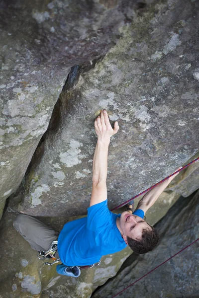 Un escalador sube a la montaña . — Foto de Stock