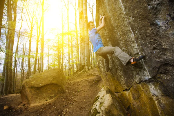 A rock climber climbs up the mountain. — Stock Photo, Image