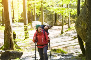 Anne ve oğlu seyahat.