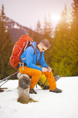 Adam telefonda seyahat ederken.