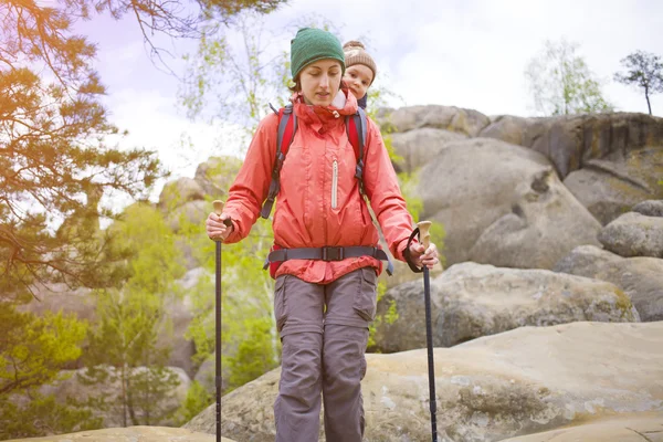 Mutter und Sohn sind unterwegs. — Stockfoto