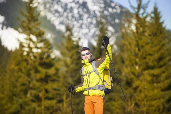 Der Bergsteiger geht auf die Piste. — Stockfoto