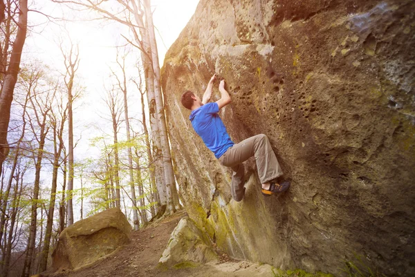 Escalador es bouldering en las rocas . —  Fotos de Stock