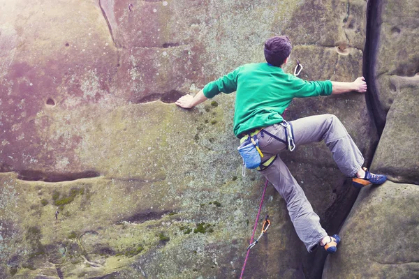 Un escalador sube a la montaña . — Foto de Stock