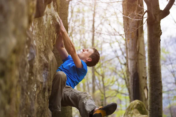 Escalador es bouldering en las rocas . — Foto de Stock