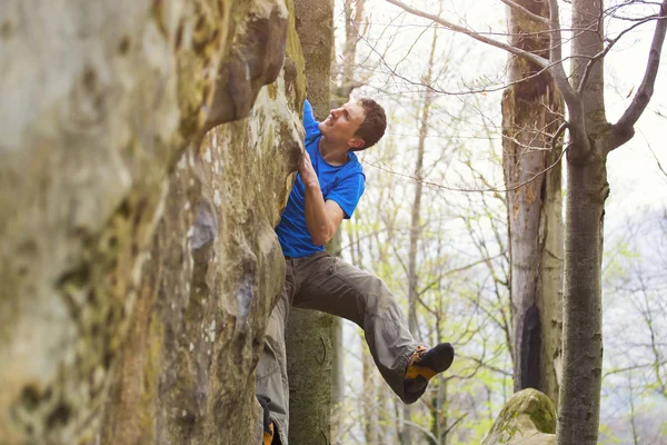 Dağcı buzlu bouldering olduğunu. — Stok fotoğraf