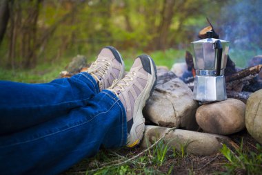 Ateşin yanında oturan insanlar.