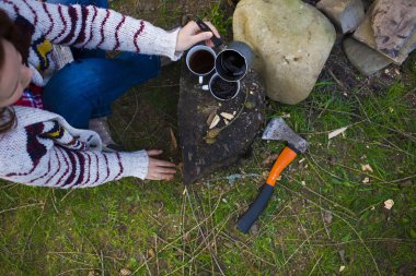 Kız doğada kahve hazırlar.