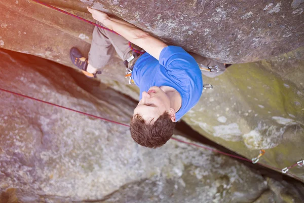 Un escalador sube a la montaña . — Foto de Stock