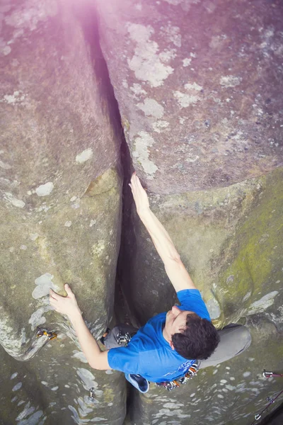 Un escalador sube a la montaña . — Foto de Stock