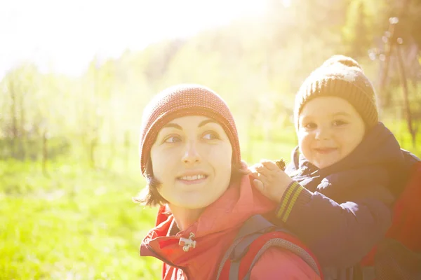 La madre y el hijo están viajando . — Foto de Stock