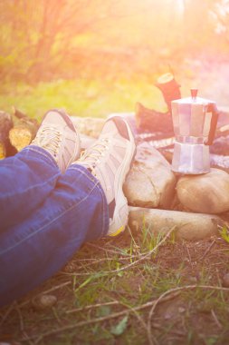 Ateşin yanında oturan insanlar.