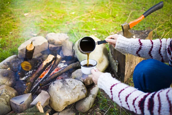 Kız doğada kahve hazırlar.