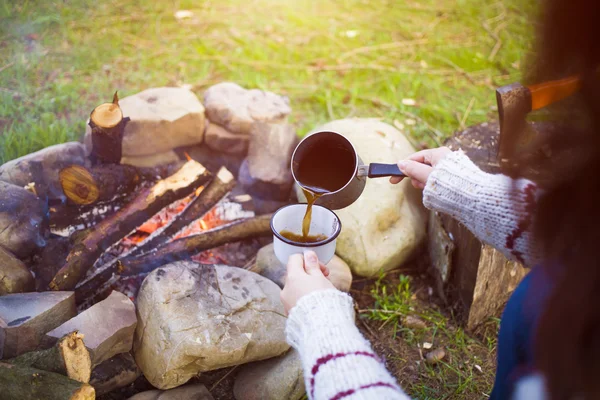 Девушка готовит кофе на природе . — стоковое фото