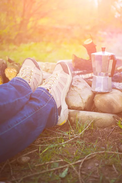 Ateşin yanında oturan insanlar.