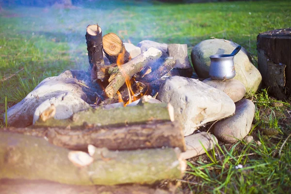 Yapıcı bir ateşin yanında olduğunu.