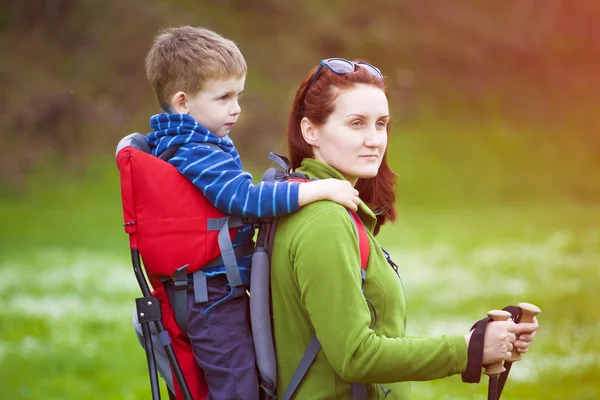 Mamá e hijo viajando por el mundo . — Foto de Stock