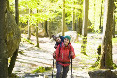 Anne ve oğlu seyahat.