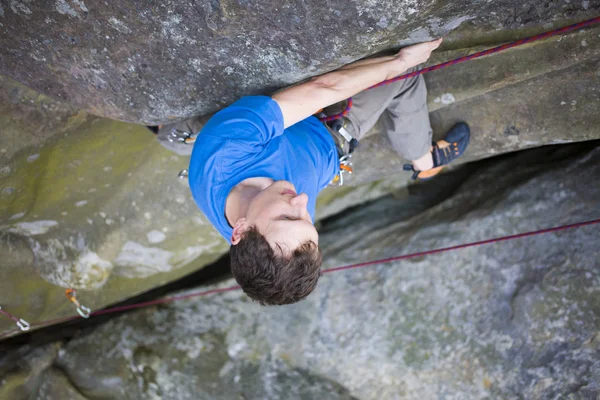 Un escalador sube a la montaña . — Foto de Stock