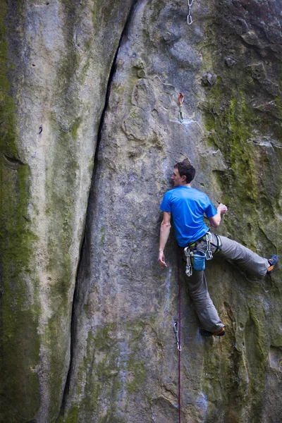 Ein Bergsteiger steigt den Berg hinauf. — Stockfoto