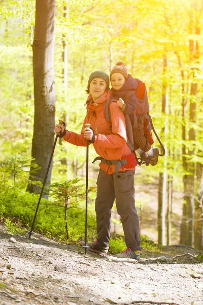 La madre e il figlio sono in viaggio . — Foto Stock