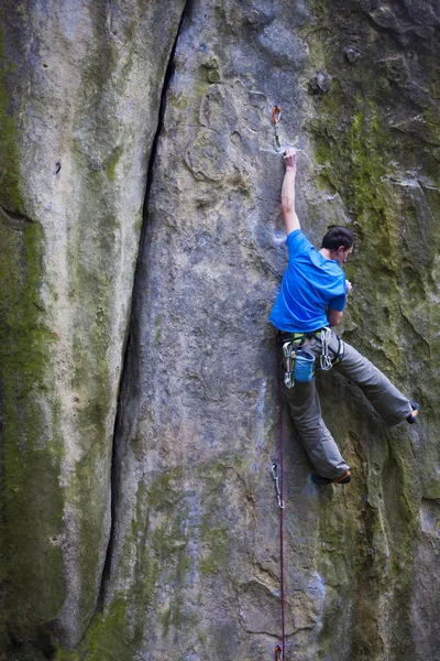 Un alpiniste grimpe la montagne . — Photo