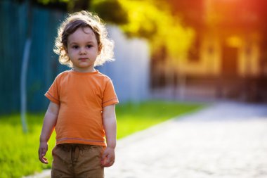 Kıvırcık saçlı çocuk.