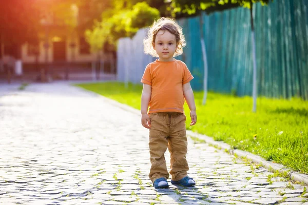 Der Junge mit dem lockigen Haar. — Stockfoto