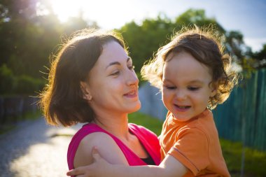 Çocuk ile anne çalış.