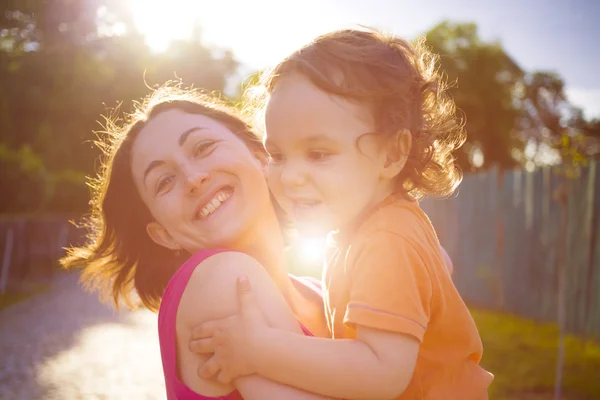 Mamá juega con el niño . — Foto de Stock