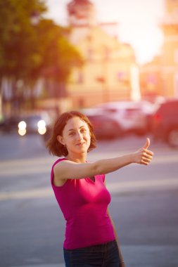 Başparmak gösterilen genç kız.