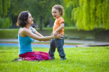 Çocuk ile anne çalış.