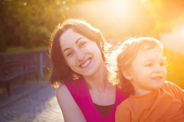 Mama bawi się dziecko. — Zdjęcie stockowe